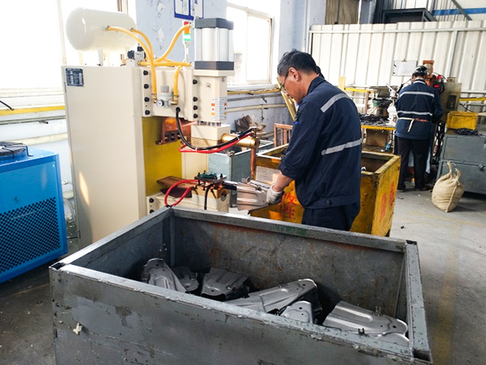 五菱汽车供应厂商选用青岛焊本点焊机设备